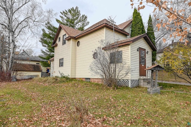 view of side of property featuring a lawn