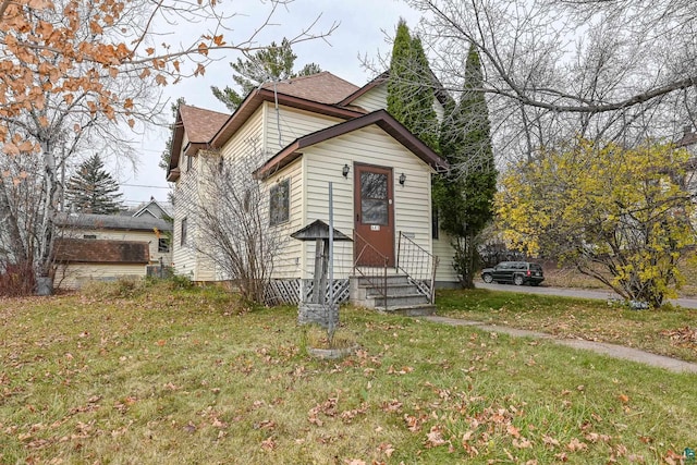 view of front facade with a front lawn