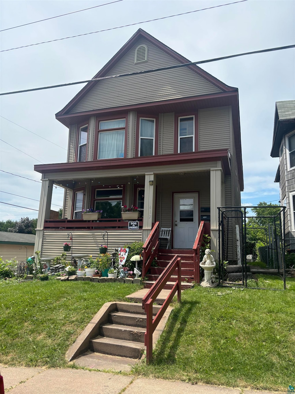 view of front facade featuring a front yard and a porch