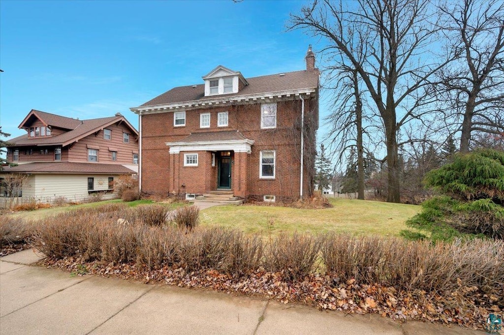 view of front of property with a front yard