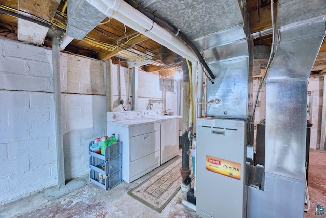 818 Douglas Ave, Eveleth, MN 55734 - utility room featuring washing machine and clothes dryer