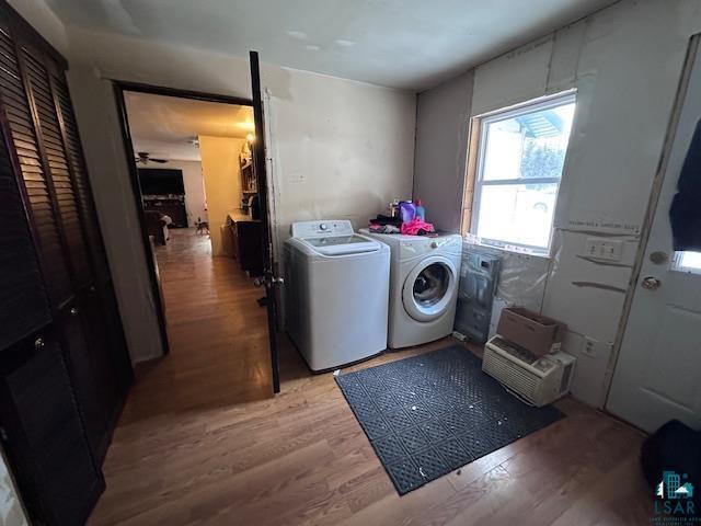 washroom featuring ceiling fan, light hardwood / wood-style flooring, and washing machine and clothes dryer