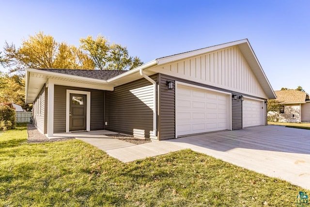 ranch-style house featuring a front lawn and a garage