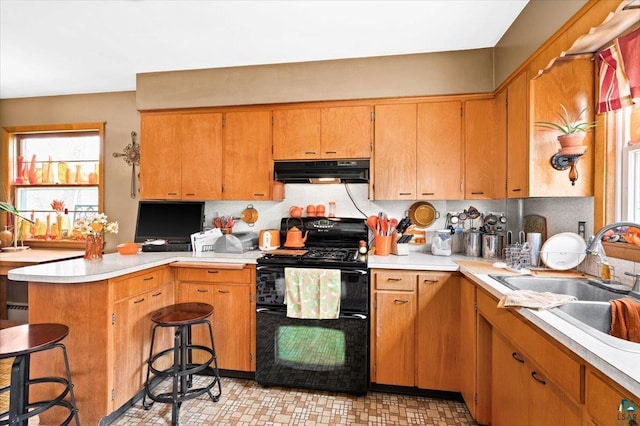 kitchen with a kitchen breakfast bar, sink, decorative backsplash, black range with electric cooktop, and kitchen peninsula