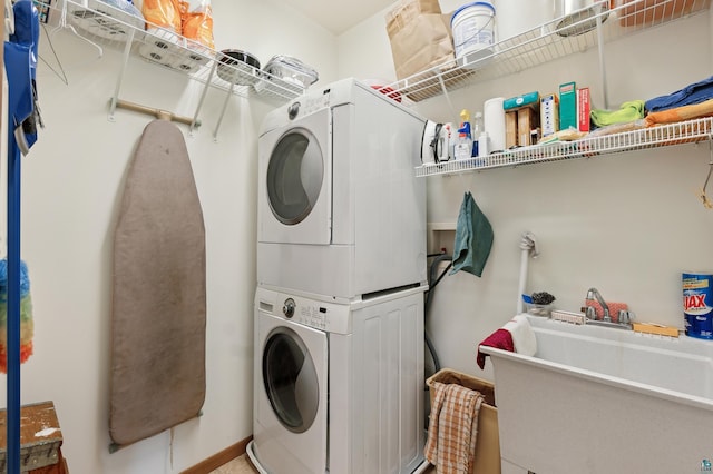 laundry area with sink and stacked washer and clothes dryer