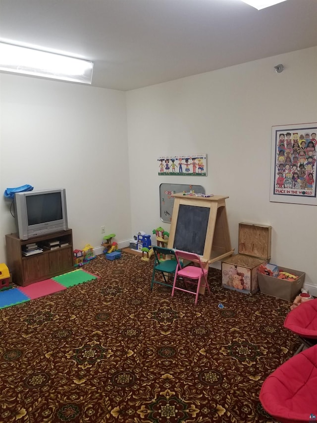 recreation room featuring carpet flooring