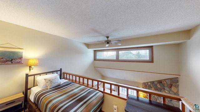 bedroom featuring ceiling fan and a textured ceiling