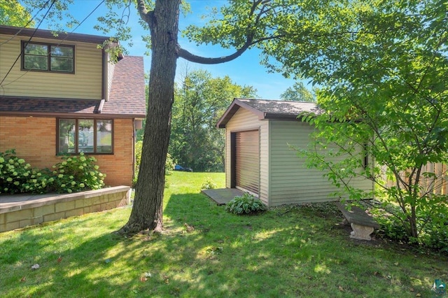 view of yard with a shed