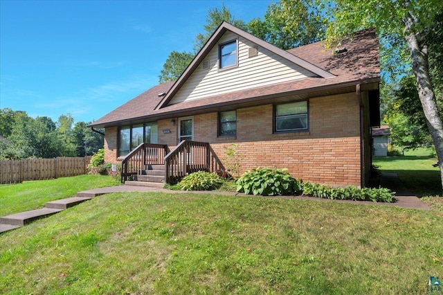 view of front facade featuring a front lawn