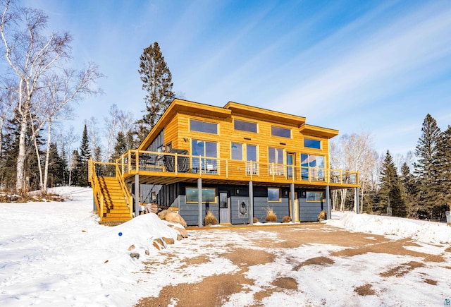 view of front facade featuring a wooden deck