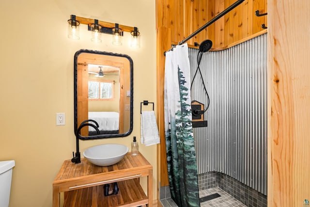 bathroom featuring sink, a shower with curtain, and toilet