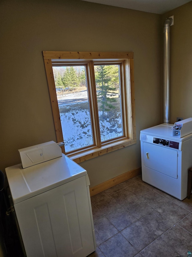 laundry room featuring a wealth of natural light and independent washer and dryer