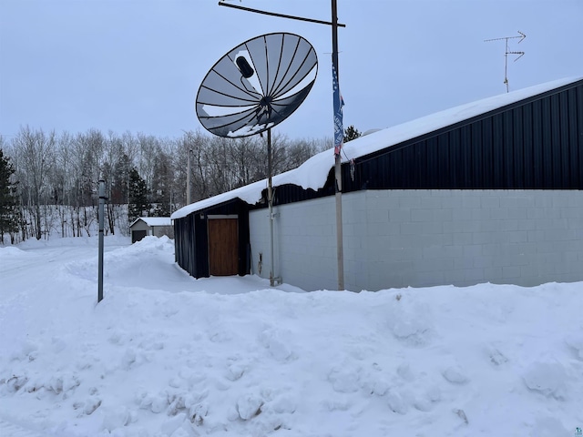 view of yard layered in snow