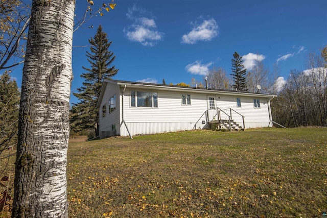 view of front of house featuring a front lawn