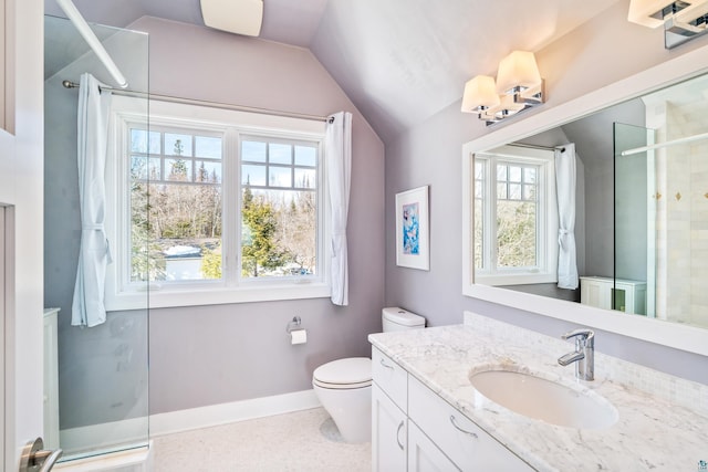 full bathroom featuring baseboards, toilet, curtained shower, vaulted ceiling, and vanity