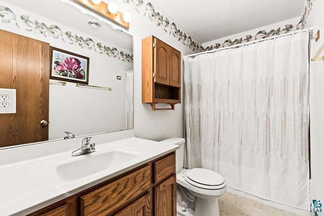 bathroom featuring a shower with curtain, a textured ceiling, toilet, and vanity