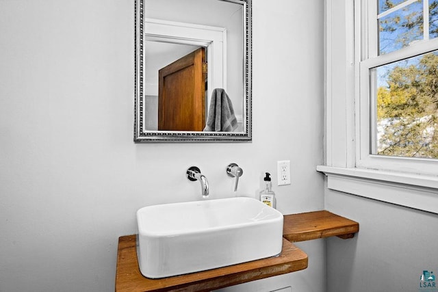 bathroom featuring a sink