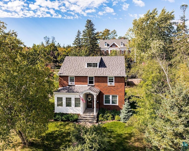 view of front facade featuring a front lawn and brick siding