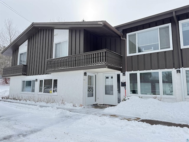 view of front facade featuring board and batten siding