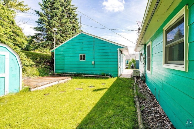 view of yard featuring an outdoor structure