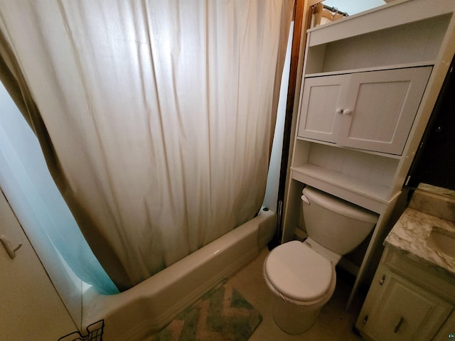 full bath featuring toilet, shower / bath combo with shower curtain, and vanity