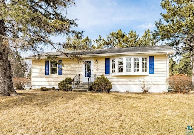 single story home featuring a front lawn