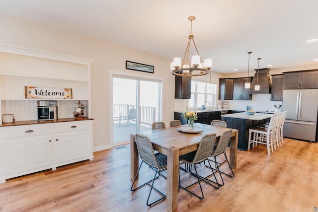 dining area with baseboards, visible vents, an inviting chandelier, recessed lighting, and light wood-type flooring