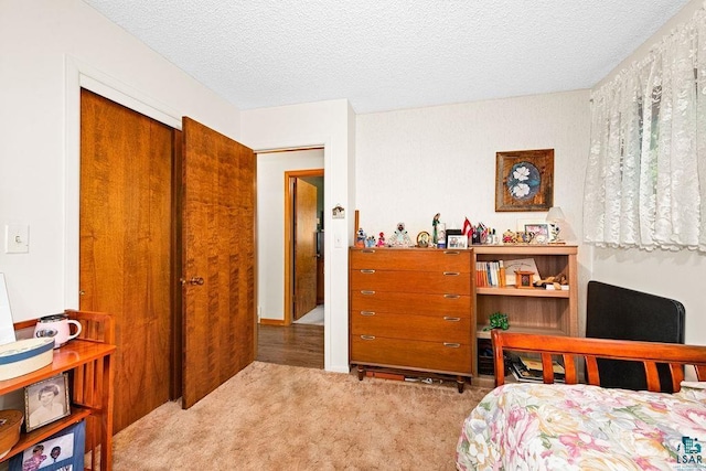 bedroom featuring carpet floors and a textured ceiling