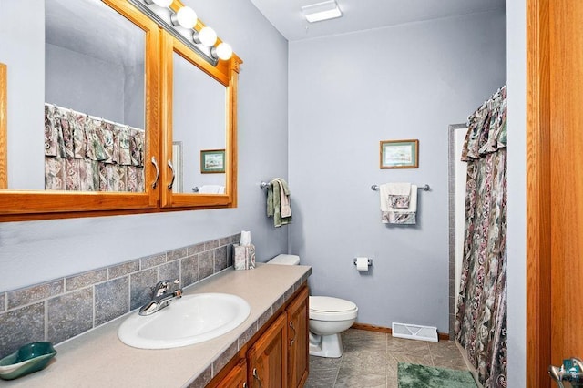 full bath featuring vanity, baseboards, visible vents, toilet, and tasteful backsplash