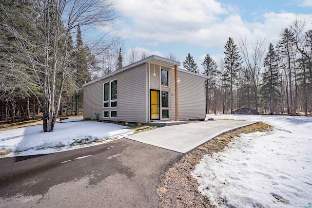 view of front of house with driveway