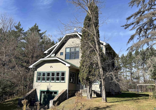 view of side of property featuring a lawn