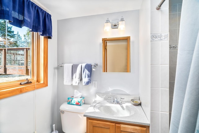 full bath featuring vanity, toilet, and a shower with curtain