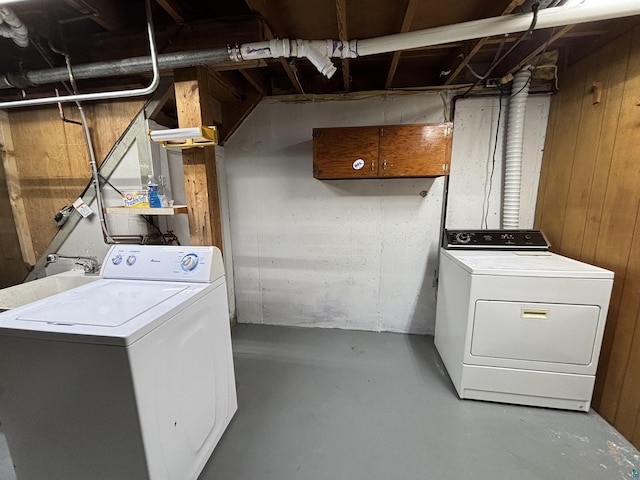 washroom featuring laundry area, independent washer and dryer, and a sink