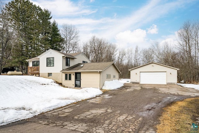 view of front of house with a detached garage and an outdoor structure