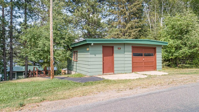607 N Main St, Winton, MN 55796 - detached garage featuring view of wooded area