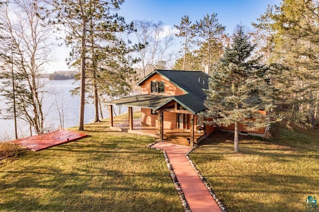 view of front of property featuring a water view and a front lawn