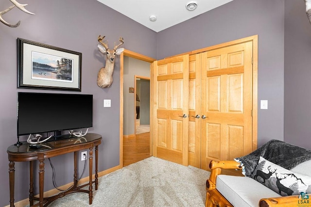 living area with carpet floors, visible vents, and baseboards