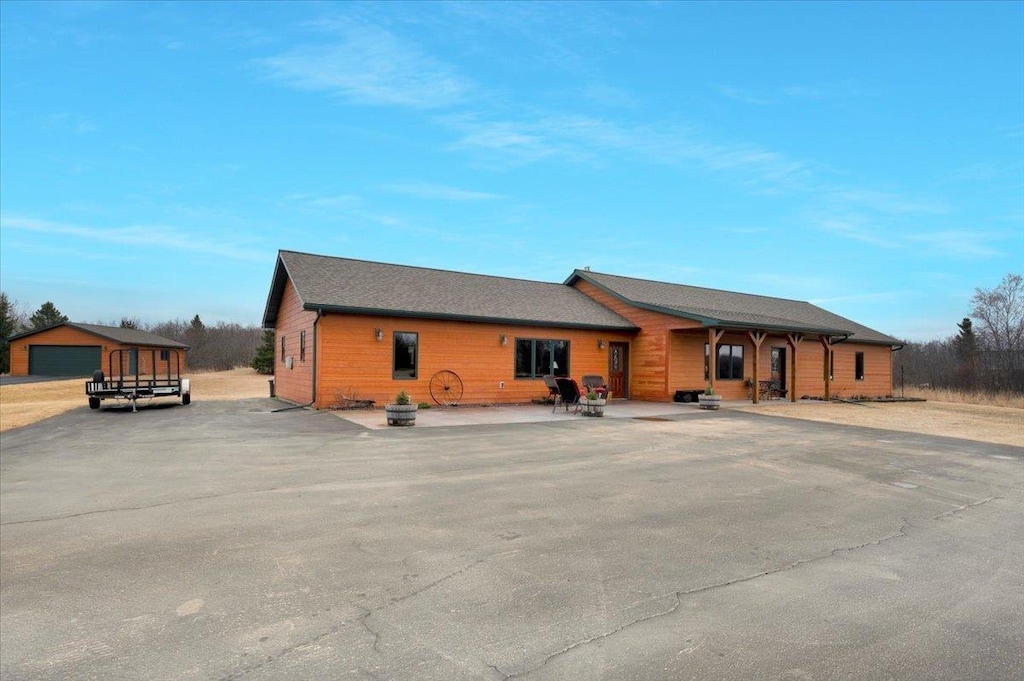view of front of property with an outbuilding