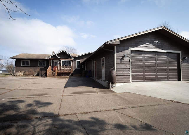 ranch-style house with driveway