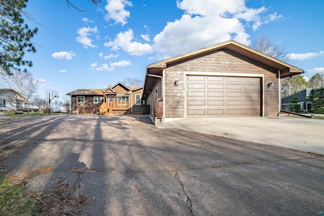 ranch-style house featuring driveway