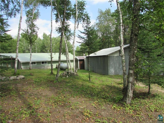 view of yard featuring an outbuilding