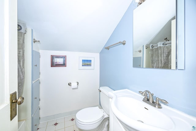 full bathroom featuring curtained shower, toilet, tile patterned floors, a sink, and vaulted ceiling