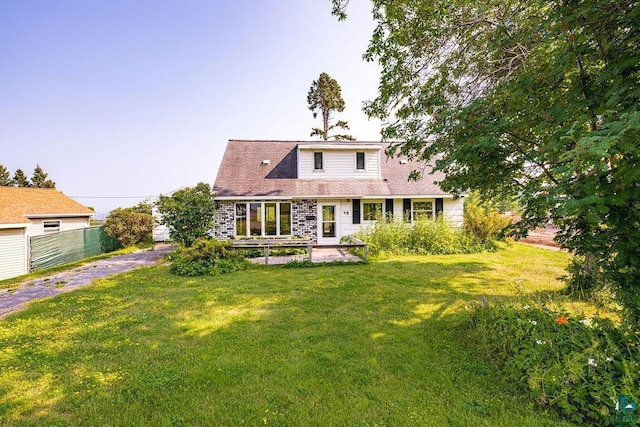view of front facade with fence and a front yard