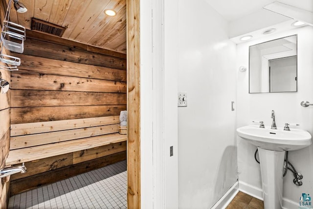 bathroom featuring a sink, baseboards, tile patterned flooring, and recessed lighting