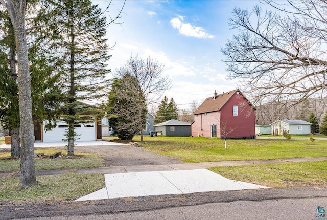 view of front of property featuring driveway and a front yard