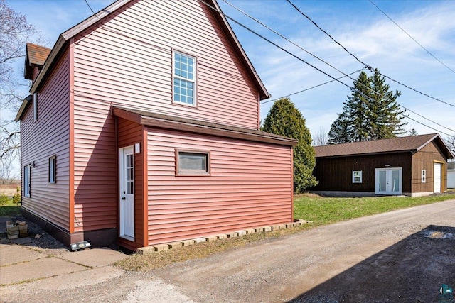 view of side of property featuring an outdoor structure
