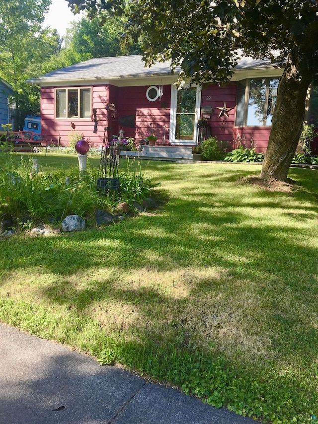 22 Hays Crk, Silver Bay, MN 55614 - view of front of home with a front lawn