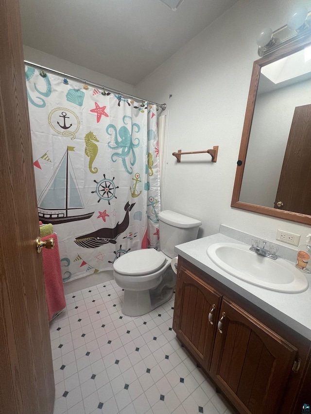 full bathroom featuring vanity, toilet, and a shower with curtain