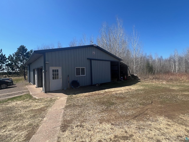 view of outdoor structure featuring an outbuilding