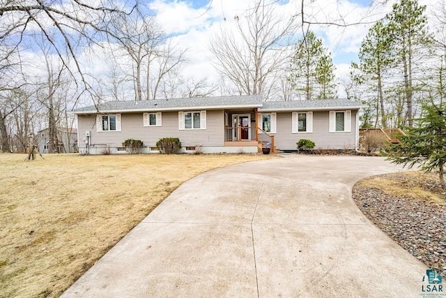 single story home featuring driveway and a front lawn